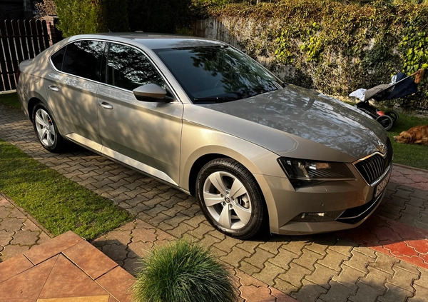 Skoda Superb cena 63000 przebieg: 242000, rok produkcji 2015 z Włoszczowa małe 154